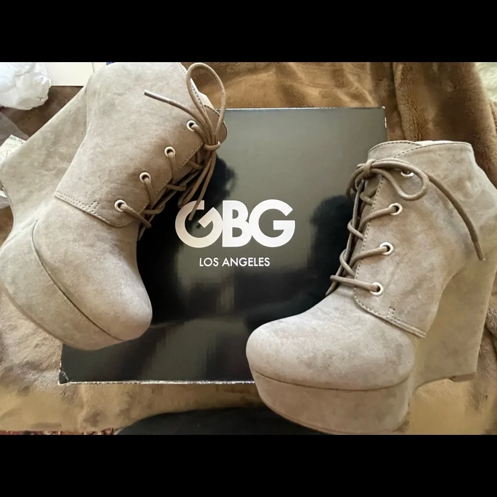 GBG Los Angeles Taupe Oxford Wedge Booties – Size 5M, 1” Platform, NIB - Picture 8 of 8